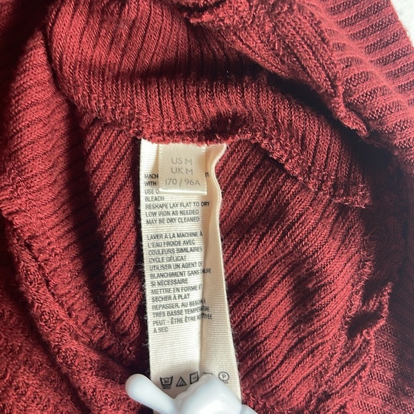 We The Free red burgundy Waffle Thermal Long Sleeve V-Neck Shirt Size M - Picture 10 of 11